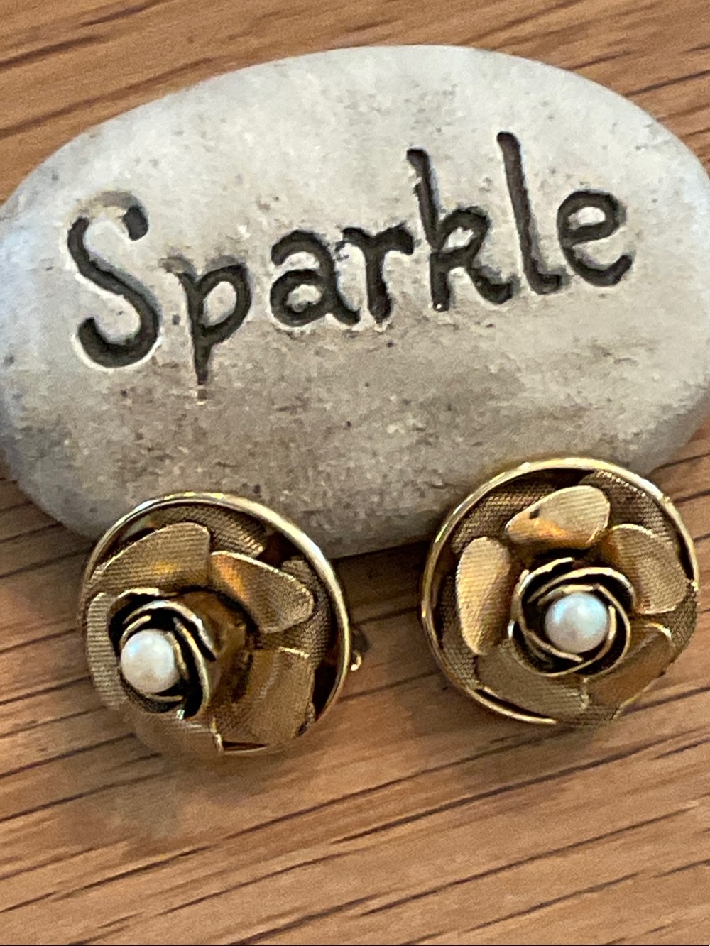 Gold Tone Mesh Rose Flower Pearl Button Clip On Earrings